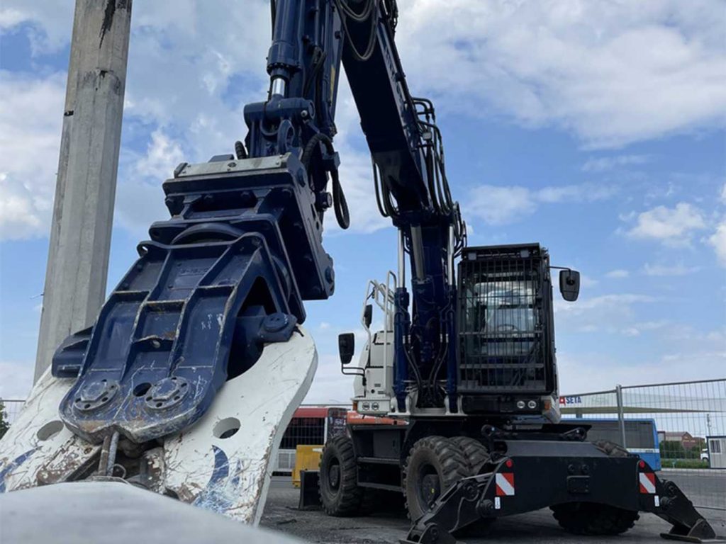 zx-hitachi-220-gommato-(1)