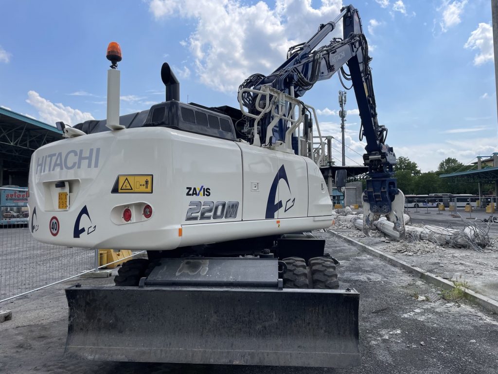 zx-hitachi-220-gommato (3)